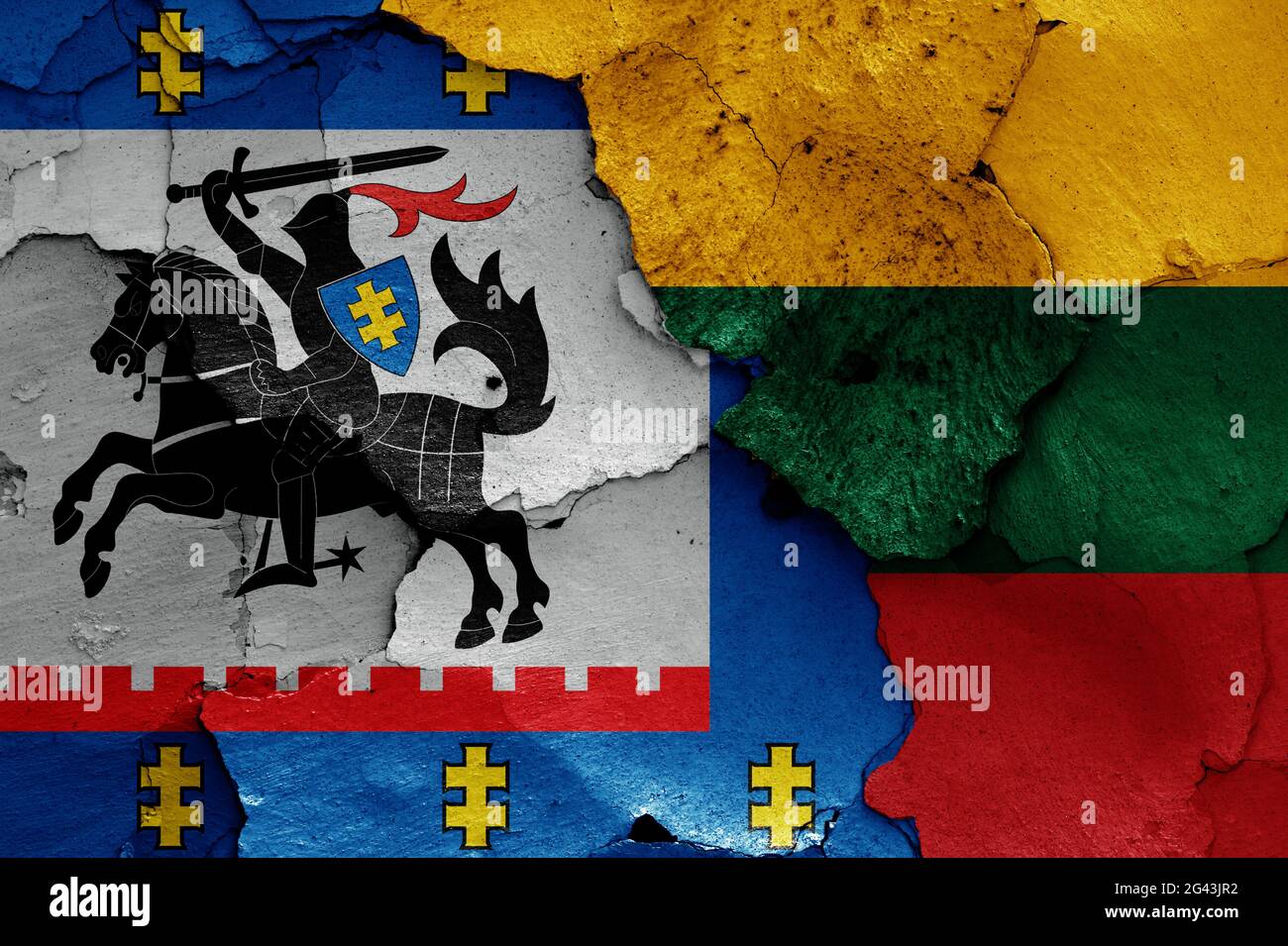 Flaggen des Kreises Panevezys und Litauens auf rissige Wand gemalt Stockfoto