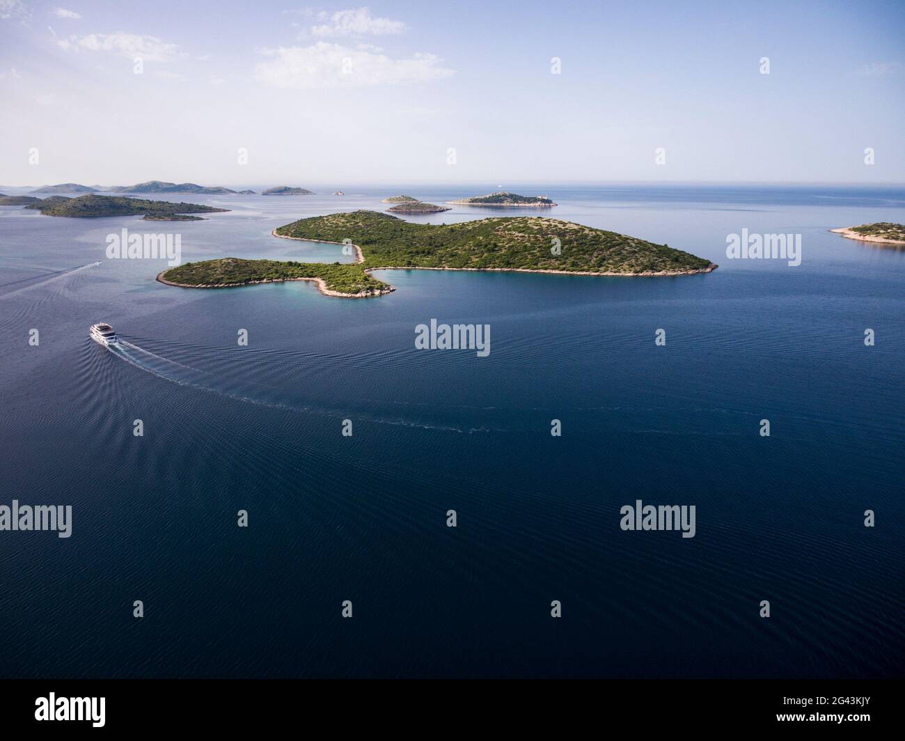 Luftaufnahme eines Schiffes in der Adria mit Inseln dahinter, Nationalpark Kornati, Šibenik-Knin, Kroatien, Europa Stockfoto