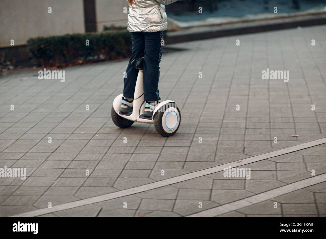 Frau reitet auf einem Hoverboard Stockfoto