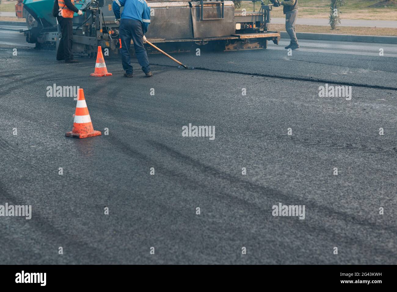 Asphaltbelag. Fertiger und Straßenwalze. Neue Straßenbauarbeiten Stockfoto