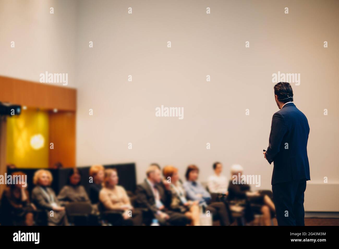 Sprecher auf der Bühne bei einer Geschäftskonferenz. Stockfoto