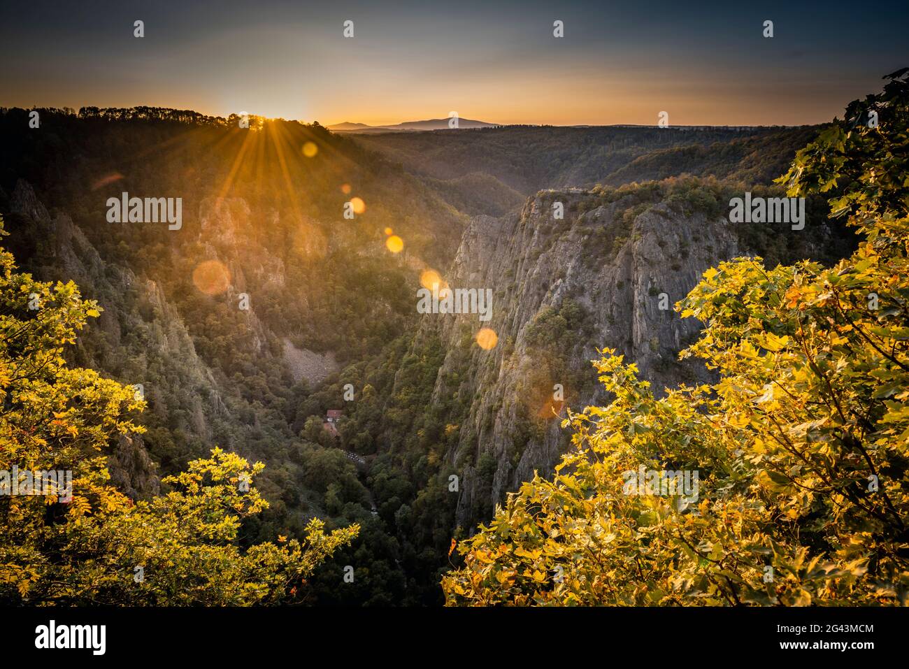 Blick vom Hexentanzplatz ins Bodetal nach Rosstrappe und Brocken im Herbst bei Sonnenuntergang, Thale, Harz, Sachsen-Anhalt, Deutschland, Europa Stockfoto