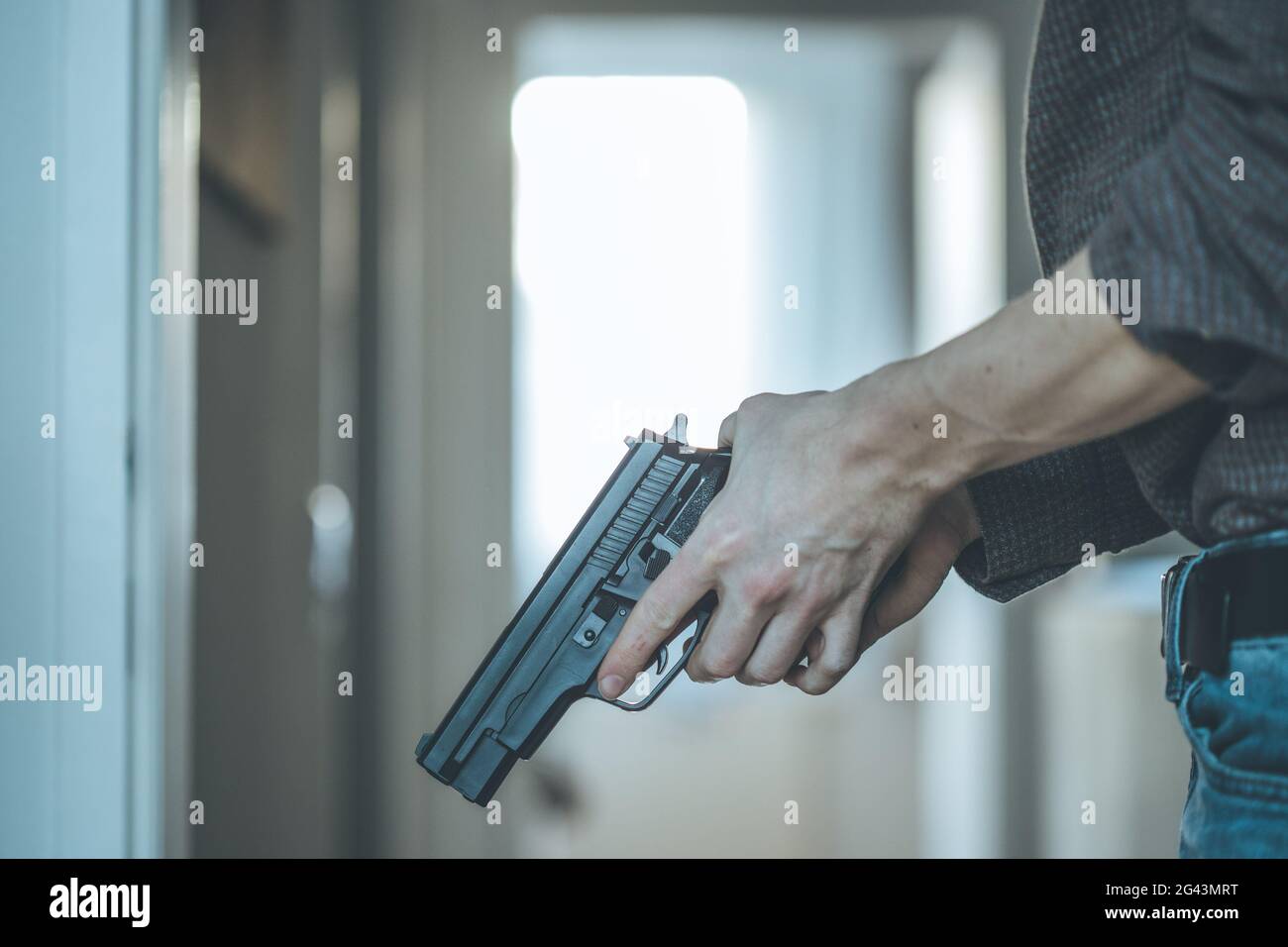 Polizei verdecktes Waffenkonzept: Der Mensch hält schwarze Waffe in der Hand Stockfoto