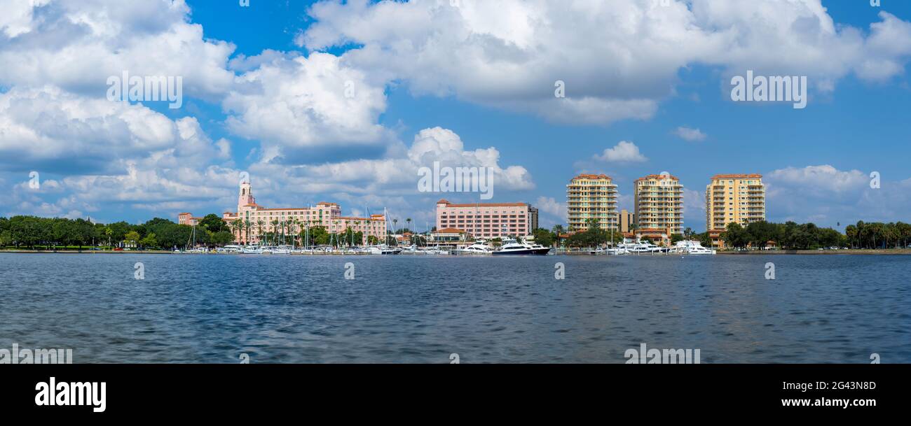 Hotelgebäude am Wasser, St. Petersburg, Florida, USA Stockfoto