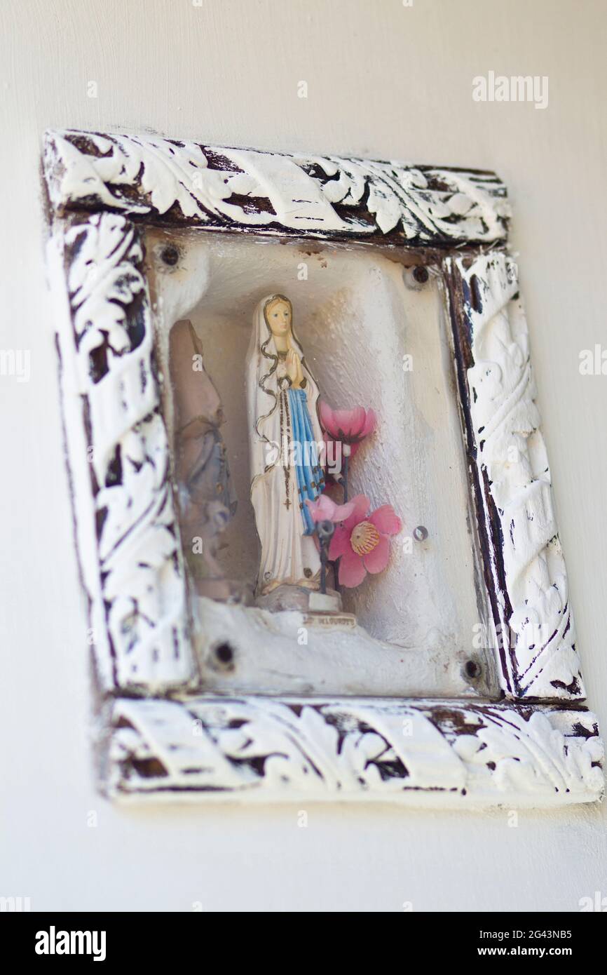 Nahaufnahme einer Maria-Statue an einer Wand in Anacapri, Capri, Italien Stockfoto