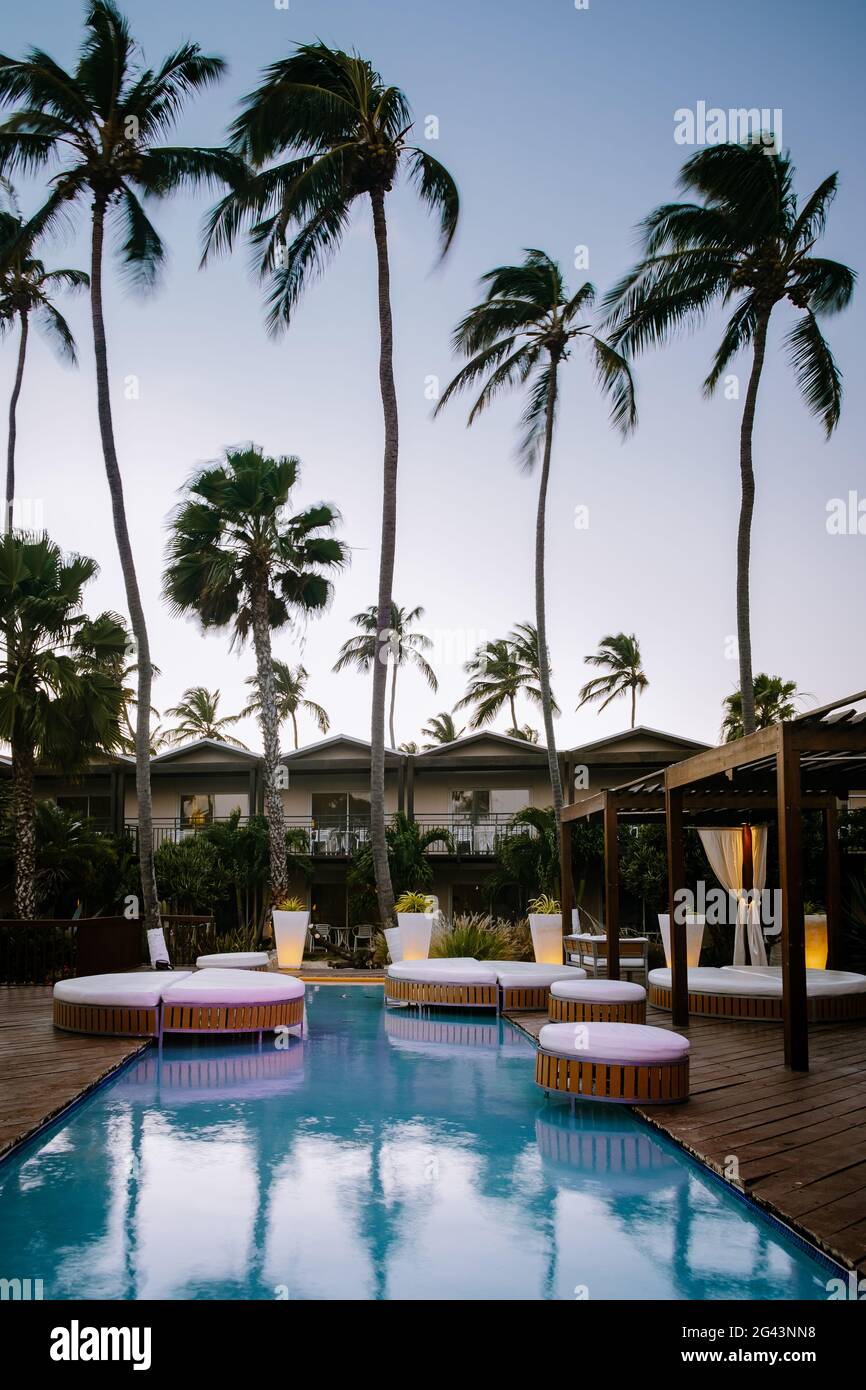 Aruba Caribbean Hängematte am Strand mit Palmen und luxuriösem Swimmingpool Stockfoto
