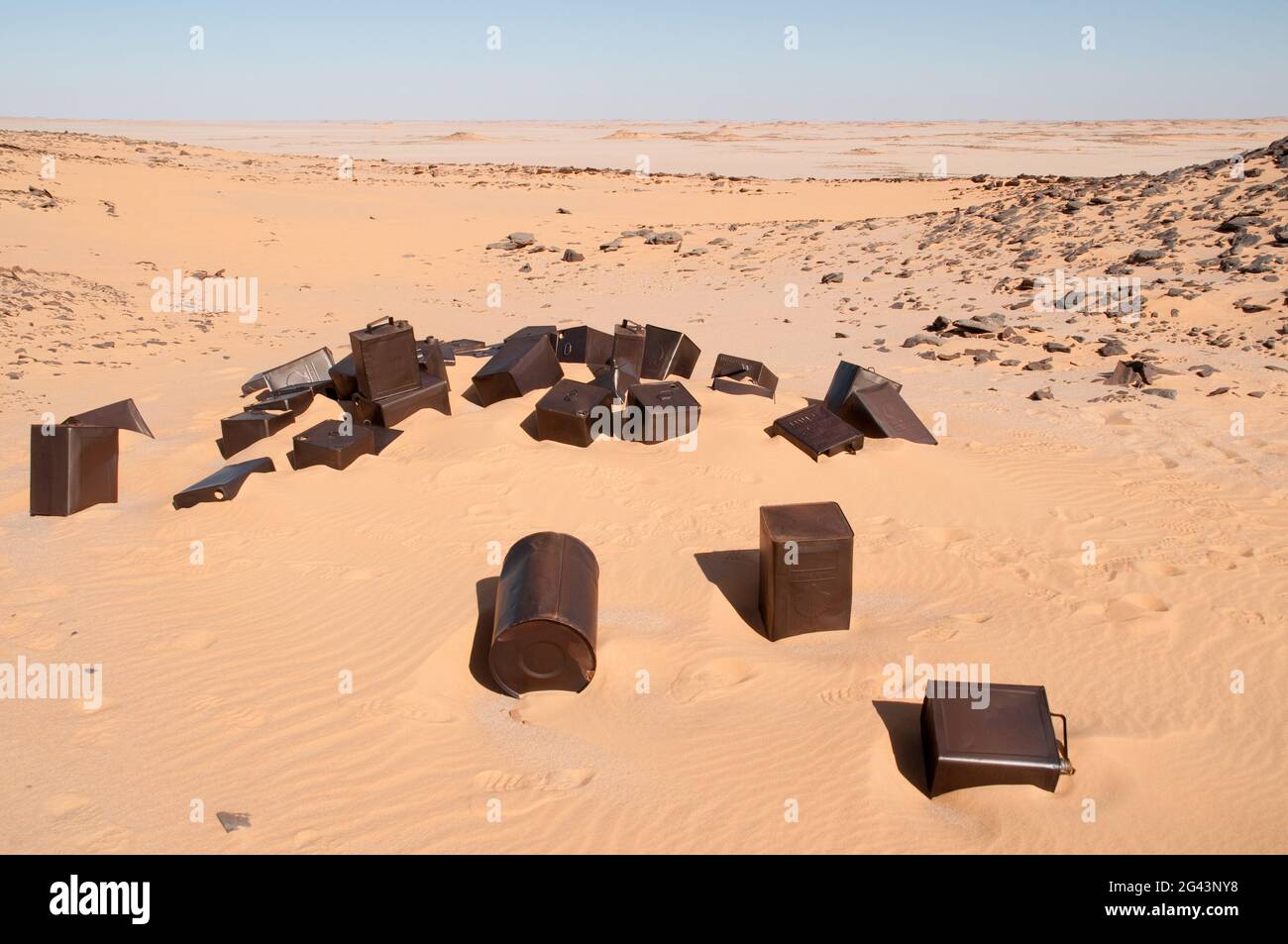 Leere militärische kanister aus der britischen Long Range Desert Group im Zweiten Weltkrieg, Western Desert (Sahara), Ägypten. Stockfoto