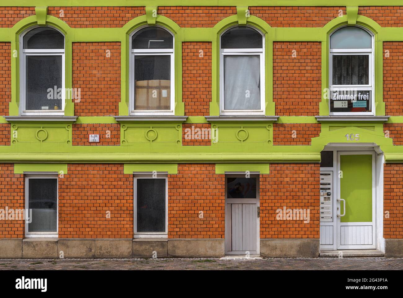 Fassade eines Hauses in den Farben grün-orange Stockfoto