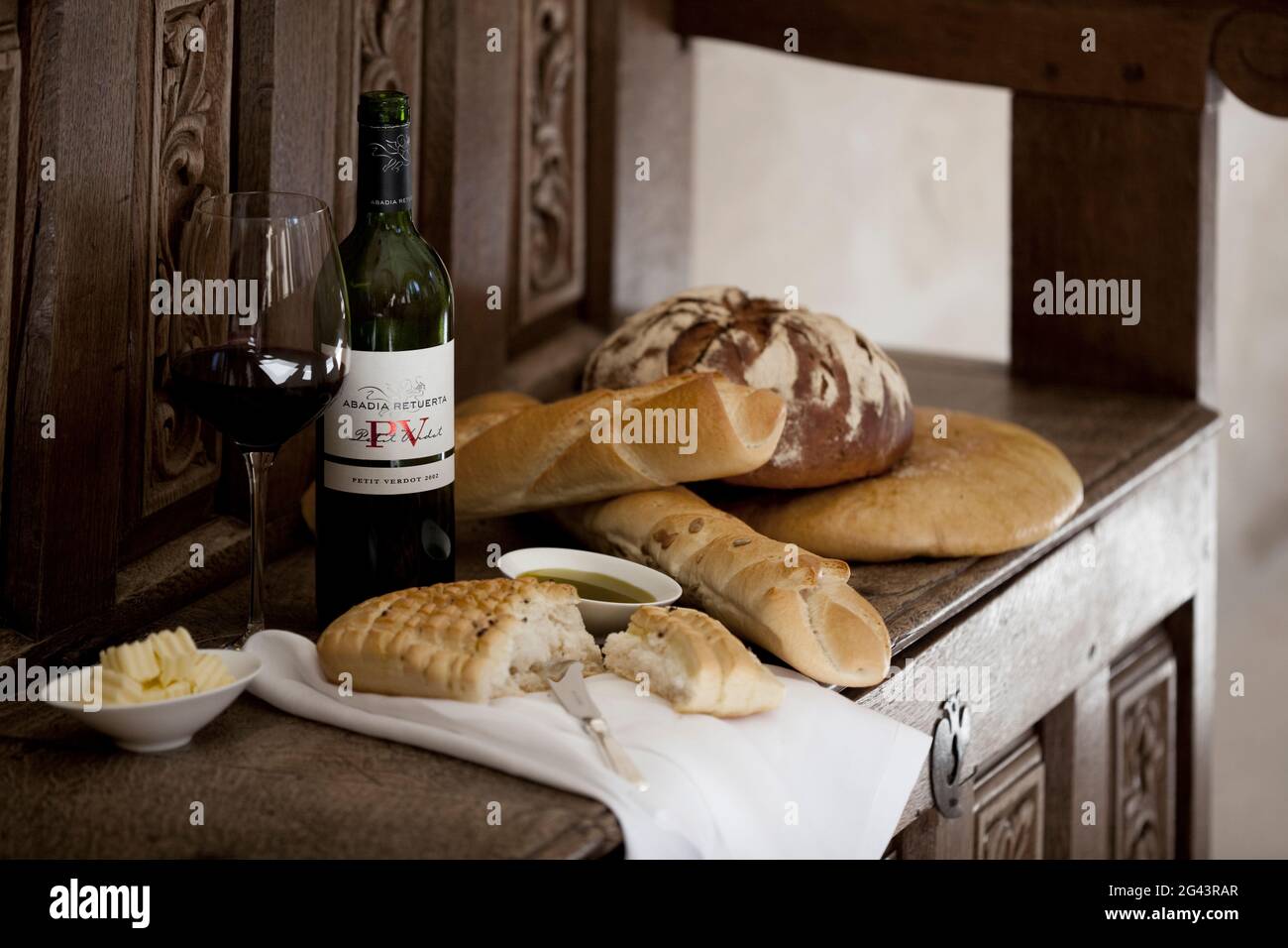 Eine Auswahl an Brot, Olivenöl und Wein, auf dem Weinhof, Abadia Retuerta, im Duero-Tal, nordspanien. Stockfoto