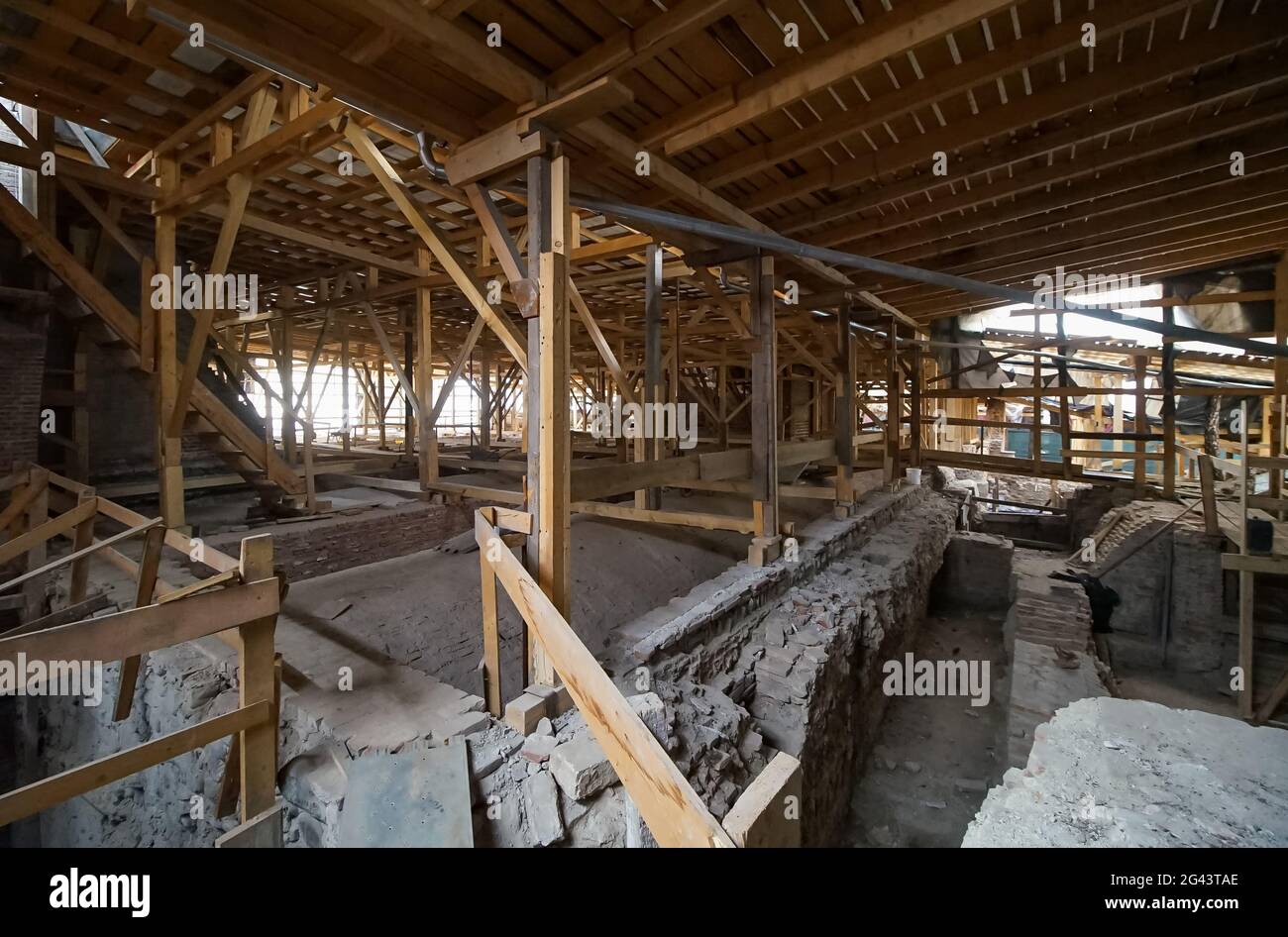 Bukarest, Rumänien - 18. Juni 2021: Der alte Fürstenhof aus dem 14. Jahrhundert, der von der städtischen Konsolidierungsgesellschaft konsolidiert und restauriert wird, ist Stockfoto