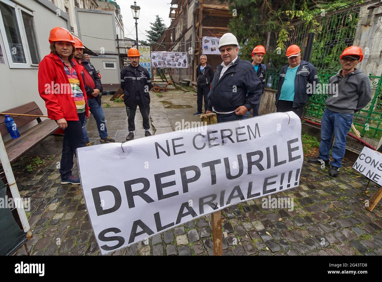 Bukarest, Rumänien - 18. Juni 2021: Angestellte der kommunalen Konsolidierungsgesellschaft protestieren, weil sie sieben Monate nach dem General C nicht bezahlt wurden Stockfoto