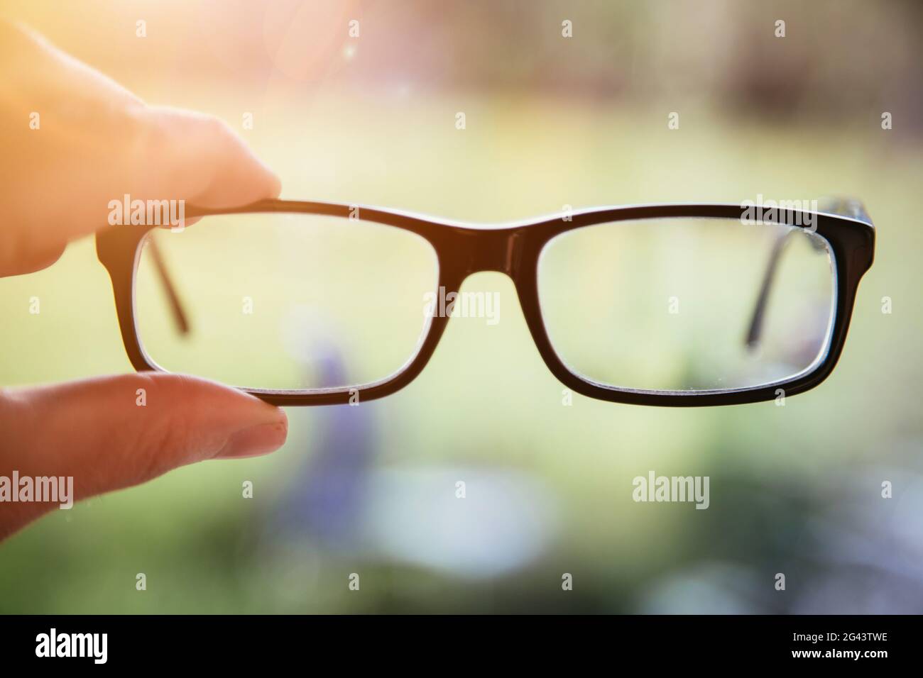 Sense-Konzept: Schwarze Gläser im Freien halten Stockfoto