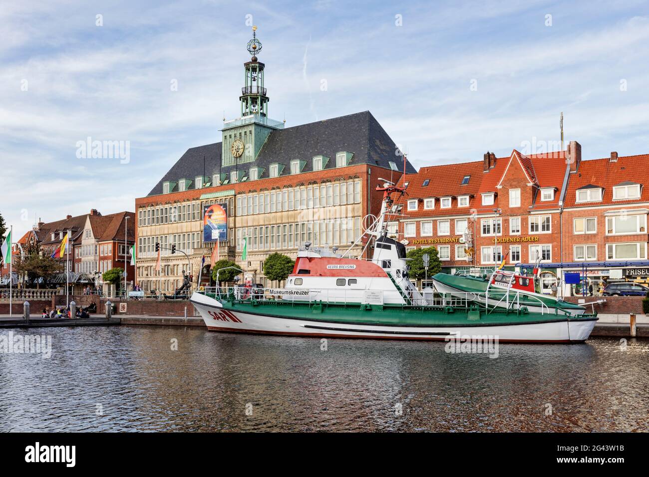 Museumsschiff in der Ratsdelft, Hafen, Rathaus der Stadt Emden, Rathaus, Emden, Ostfriesland, Niedersachsen, Deutschland Stockfoto