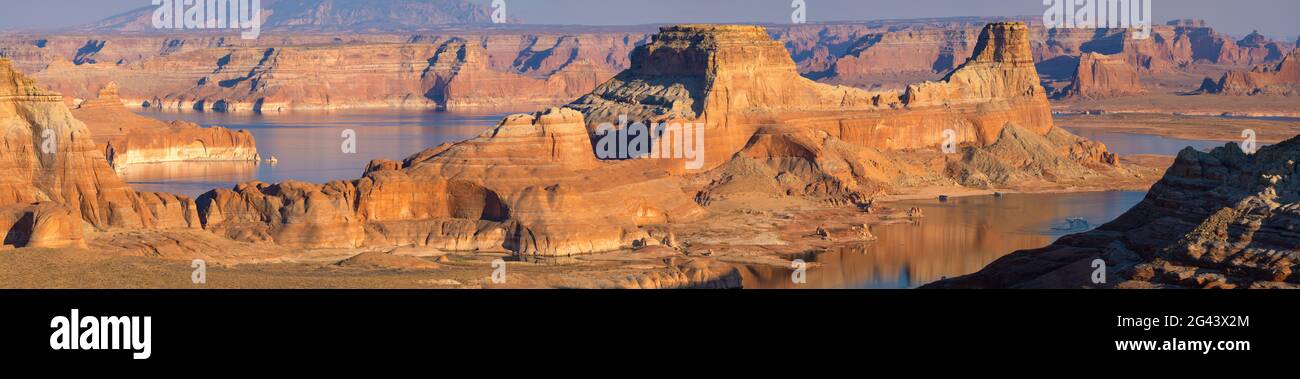 Landschaft mit Lake Powell und Canyon, Glen Canyon National Recreation Area, Utah, USA Stockfoto