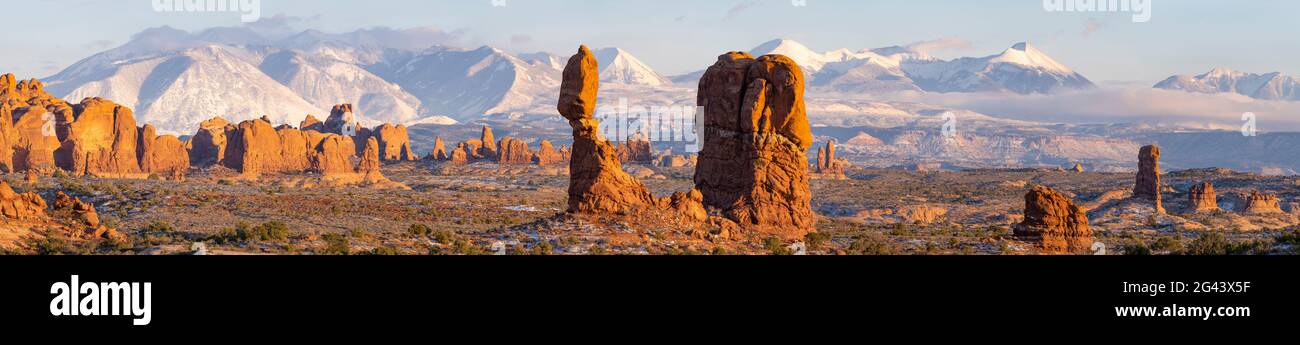 Landschaft mit Felsformationen in der Wüste Stockfoto