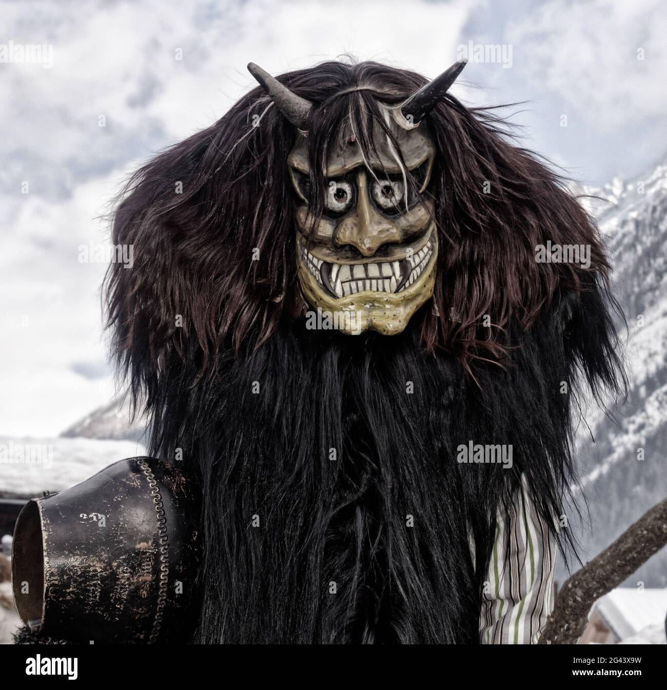 Karnevalsparade der Tschäggättä in Wiler, Lötschental, Wallis, Schweiz. Stockfoto