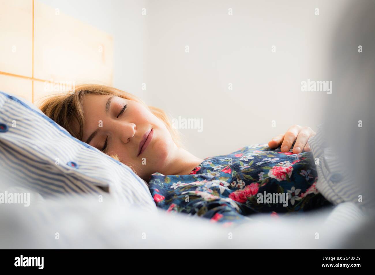 Erholsamer Schlaf: Die junge Frau schläft in ihrem Bett, ganz nah Stockfoto