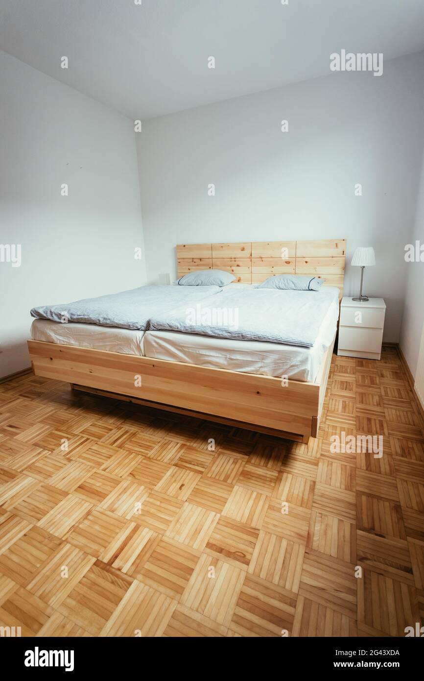 Bett aus Zirbenholz: Leeres Holzbett mit Kissen und Decke Stockfoto