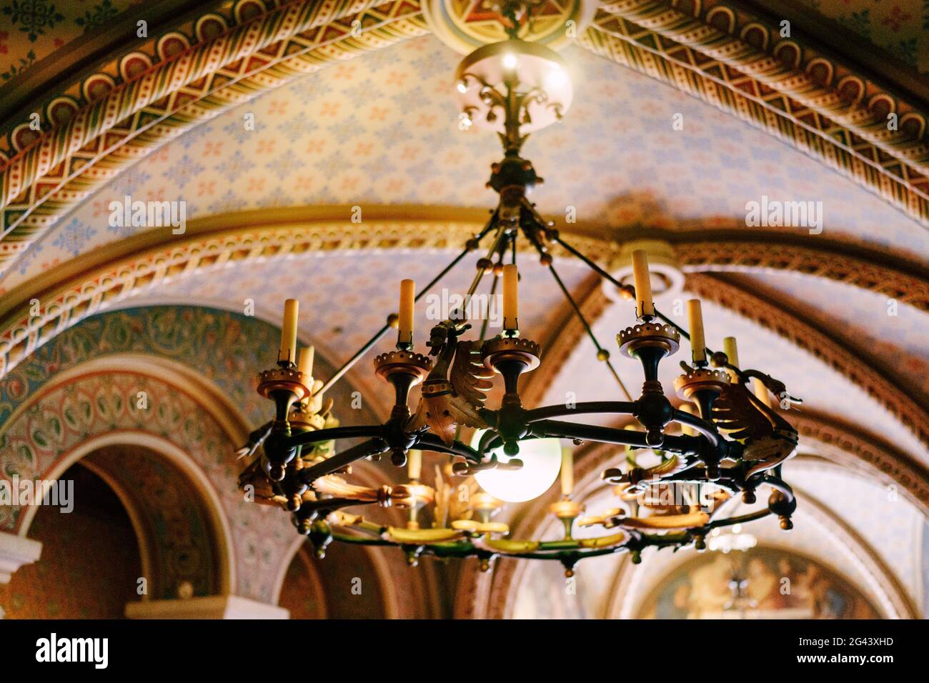 Mittelalterlicher Kronleuchter mit Wachskerzen. Kronleuchter aus Metall im  Schlossstil mit echten Kerzen Stockfotografie - Alamy