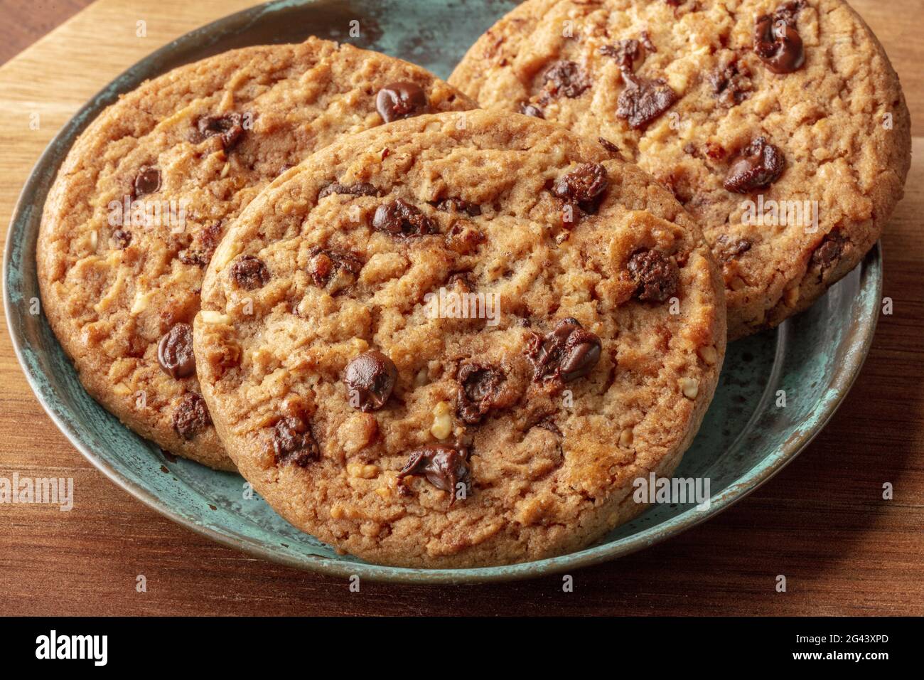 Ein Nahaufnahme Foto von Chocolate Chip Cookies auf einem rustikalen Holzhintergrund Stockfoto