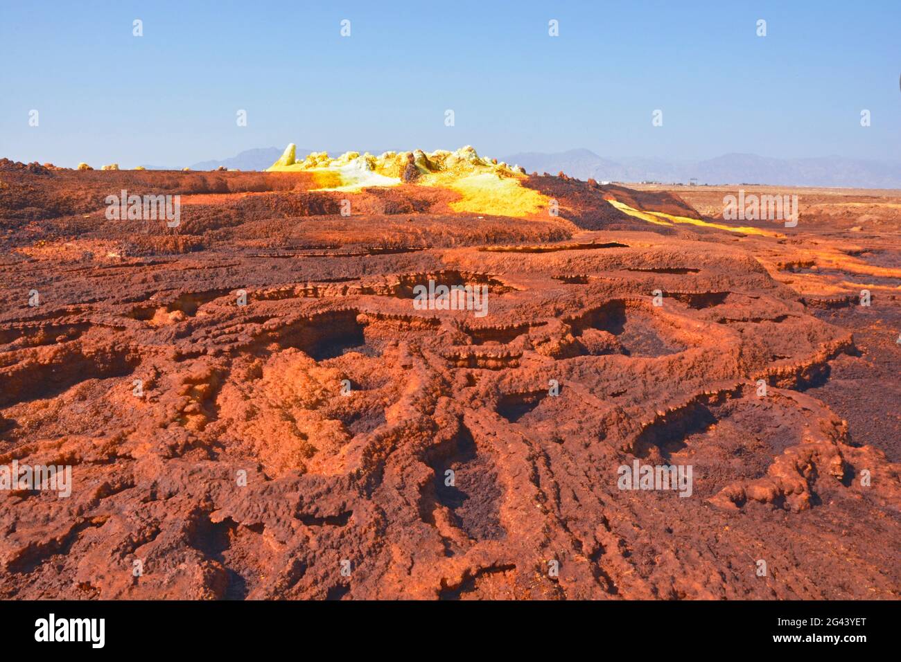Äthiopien; Afar-Region; Danakil-Wüste; Danakil-Depression; Dallol-Geothermie; Terrassierte Salzkrusten in roten und gelben, schwefelhaltigen Salzen Stockfoto