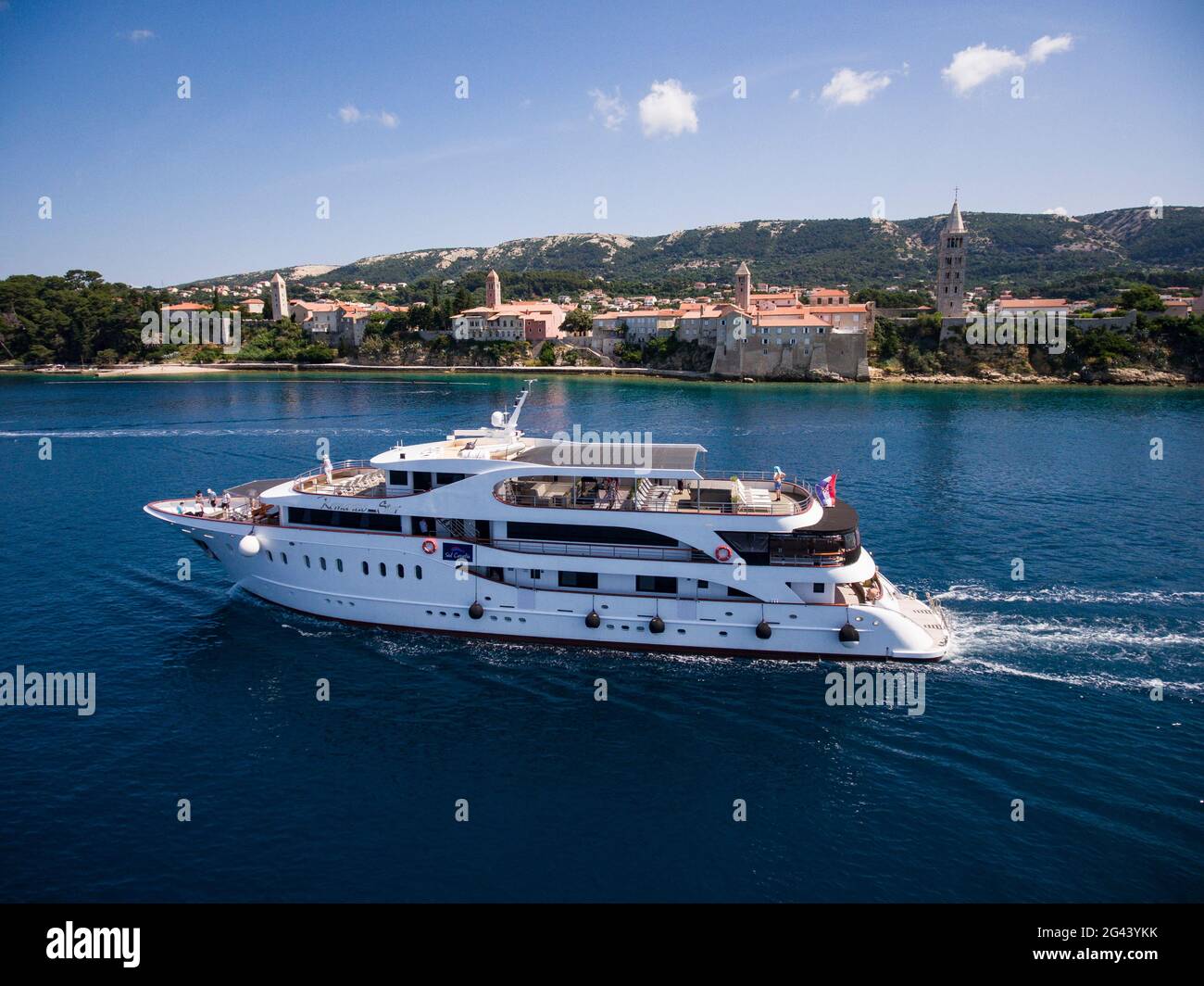 Luftaufnahme des Kreuzfahrtschiffes mit der Stadt dahinter, in der Nähe von Rabac, Istrien, Kroatien, Europa Stockfoto