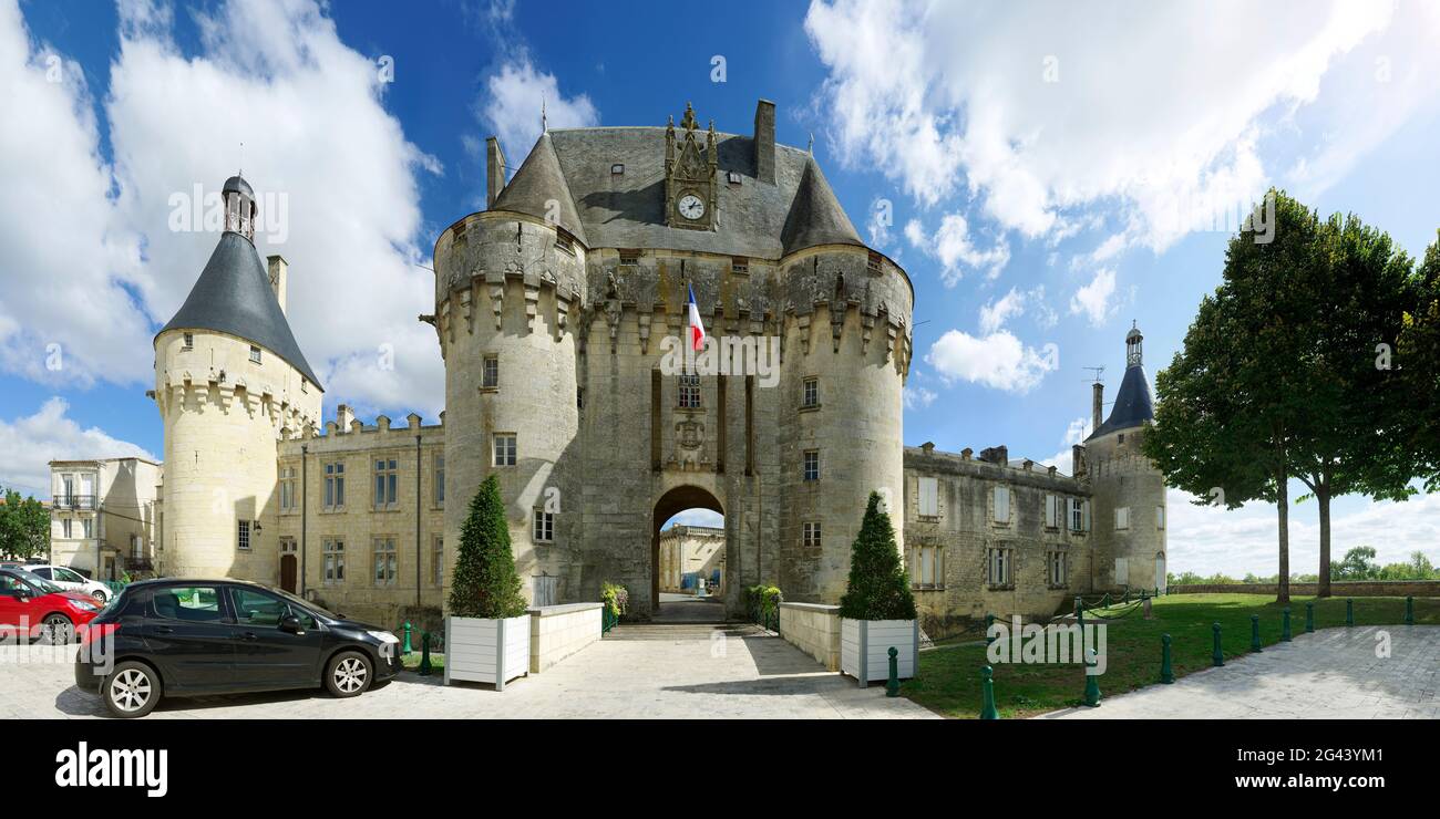 Außenansicht von Chateau de Jonzac, Jonzac, Charente-Maritime, Frankreich Stockfoto