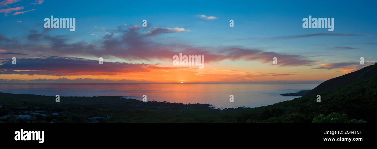 Moody Himmel bei Sonnenuntergang über Kealakekua Bay Küste, Hawaii, USA Stockfoto