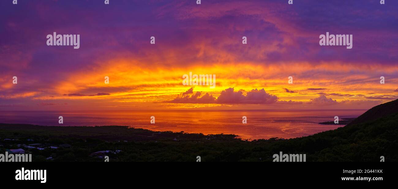 Moody Himmel bei Sonnenuntergang über Kealakekua Bay Küste, Hawaii, USA Stockfoto