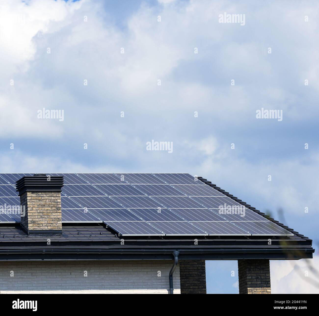 Dach eines Wohngebäudes mit Solarzellen Stockfoto