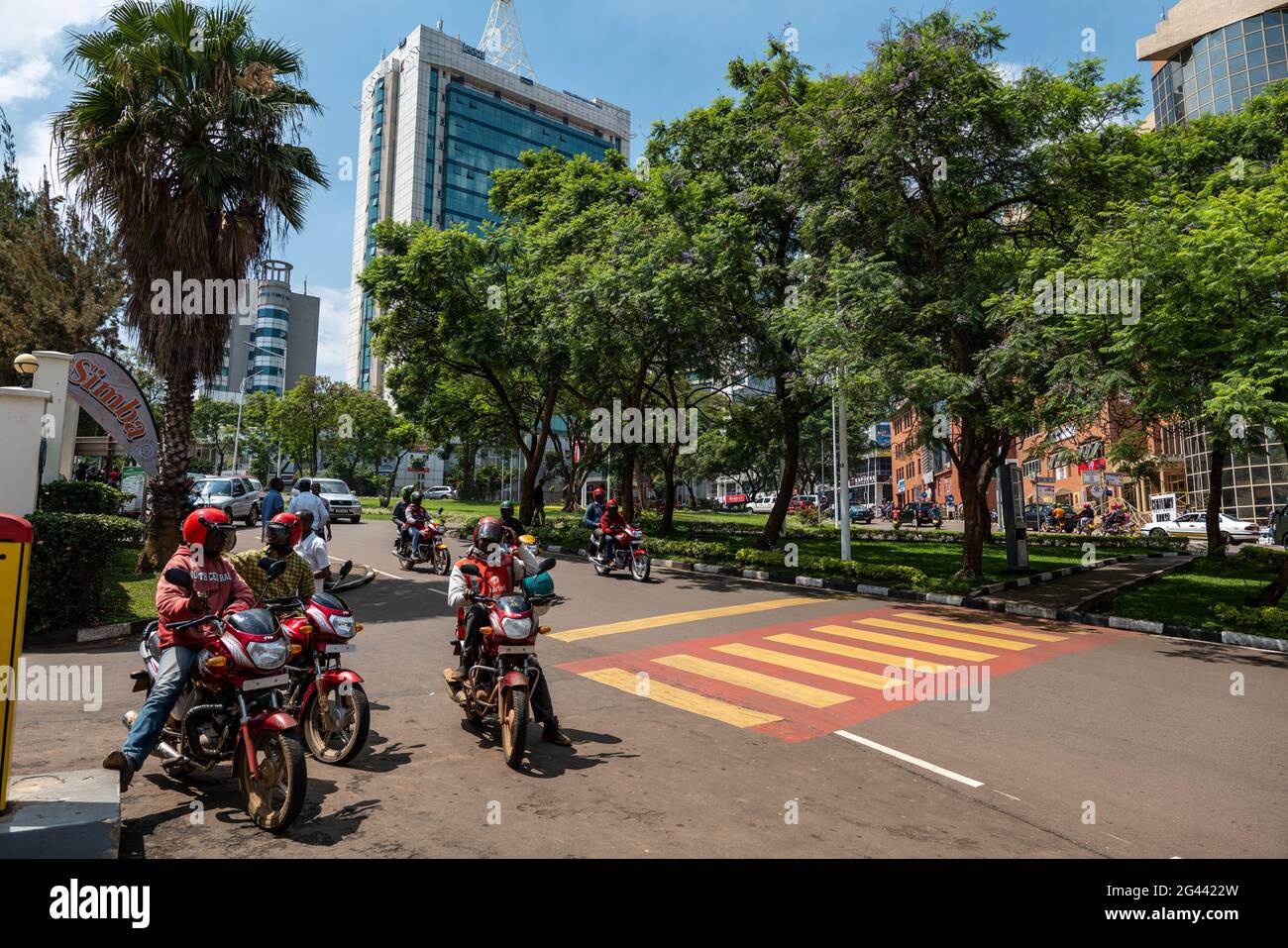 Motorradtaxis warten auf Kunden im Stadtzentrum, in Kigali, in der Provinz Kigali, in Ruanda und in Afrika Stockfoto