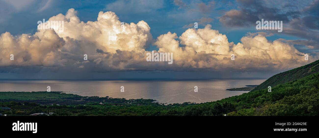 Cumulus Wolken über der Küste der Kealakekua Bay, Hawaii, USA Stockfoto