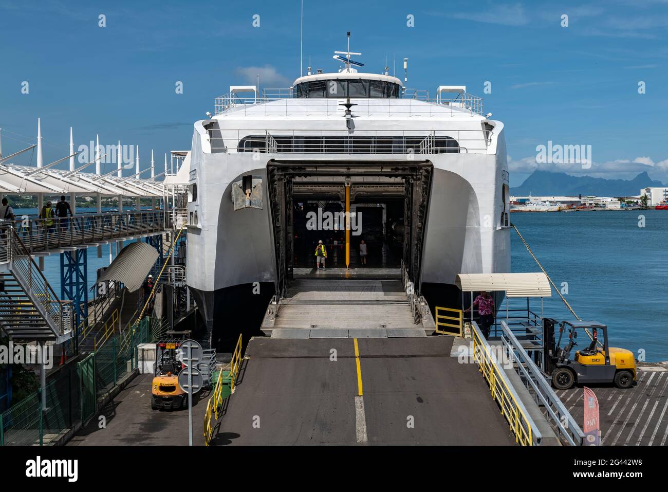 Zugang zur Ladeluke vom Autodeck der Fähre Aremiti 2, die zwischen Tahiti und Moorea, Papeete, Tahiti, Windward Islands, Fre pendelt Stockfoto