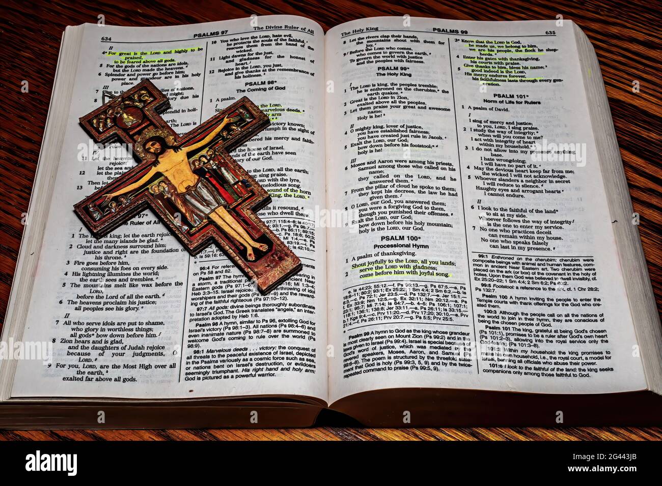 Offene bibel über die Psalmen und ein San Damiano-Kreuz aus Assisi, Italien. Stockfoto