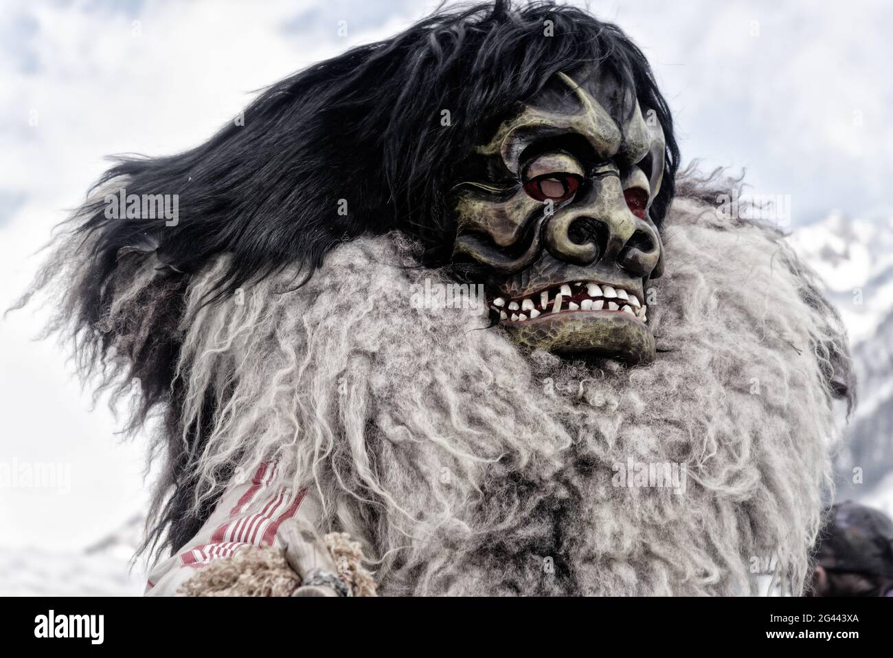 Karnevalsparade der Tschäggättä in Wiler, Lötschental, Wallis, Schweiz. Stockfoto