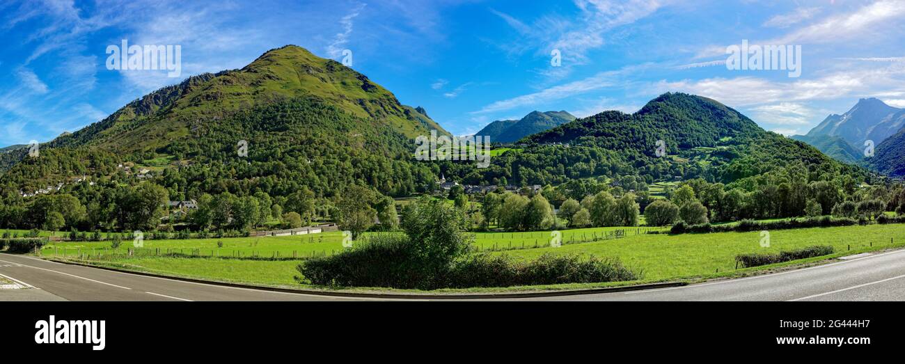 Landschaft mit grünen Hügeln, Beost und Bages, Laruns, Pyrenees-Atlantique, Frankreich Stockfoto