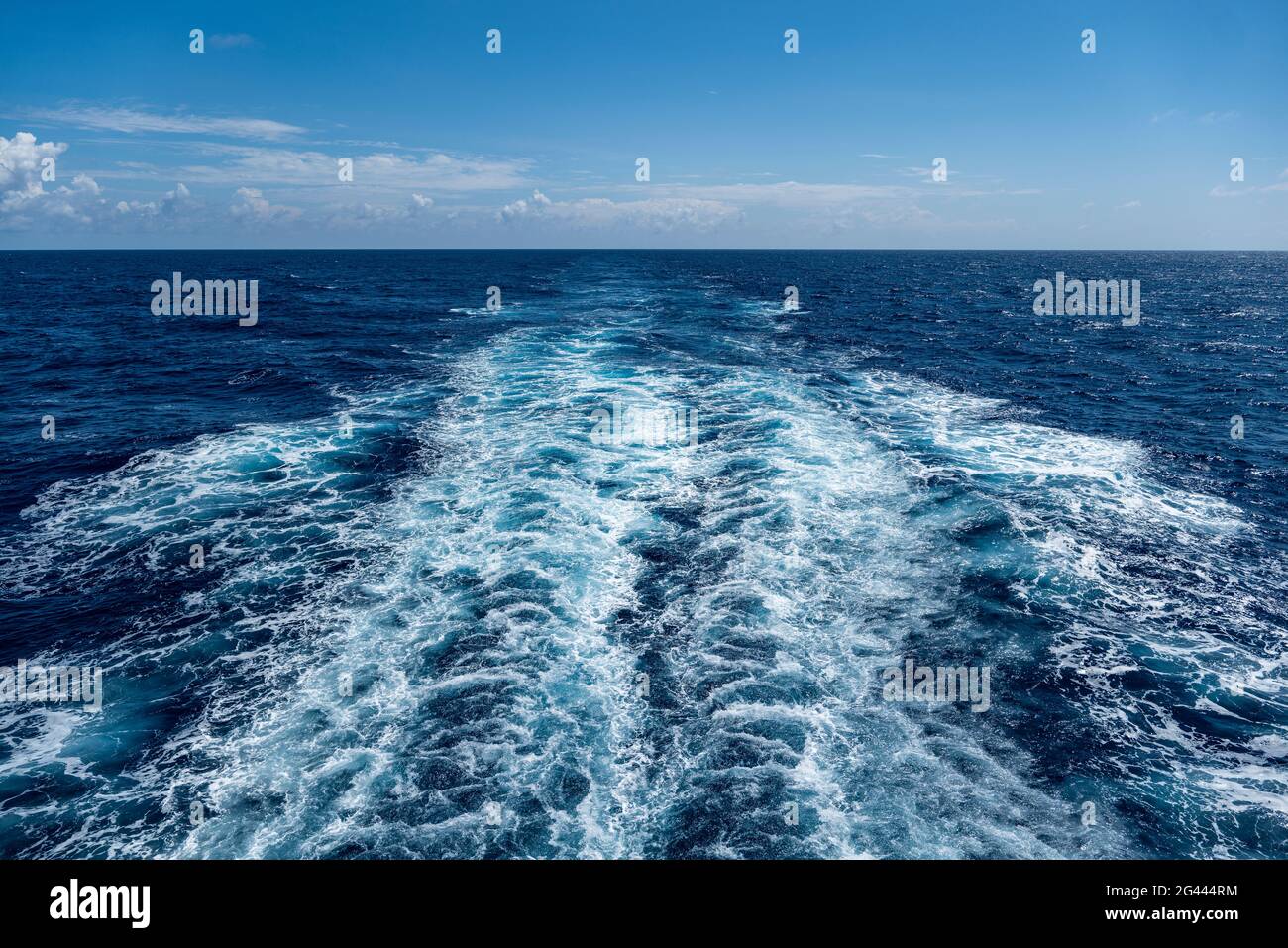 Wellen hinter dem Passagierfrachtschiff Aranui 5 (Aranui Cruises), auf See zwischen den Marquesas-Inseln und den Tuamotu-Inseln, Französisch-Polynesien, Süd-Pac Stockfoto