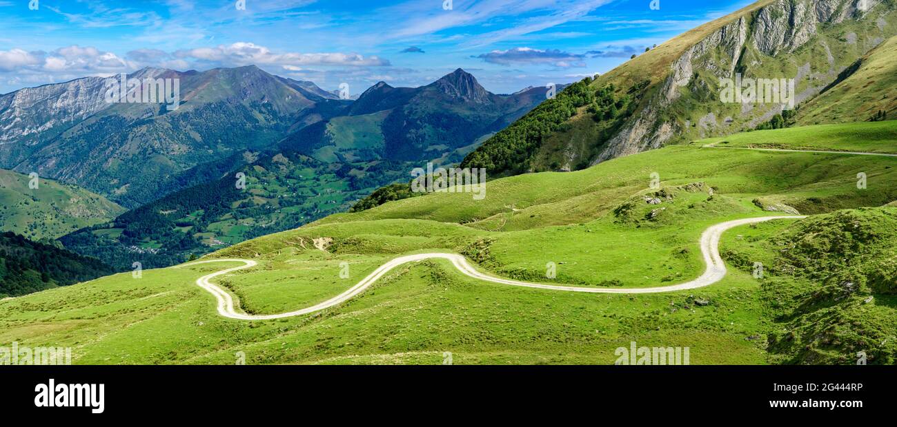 Landschaft mit kurviger Straße in den Bergen, Col d Aubisque, Laruns, Pyrenees-Atlantique, Frankreich Stockfoto
