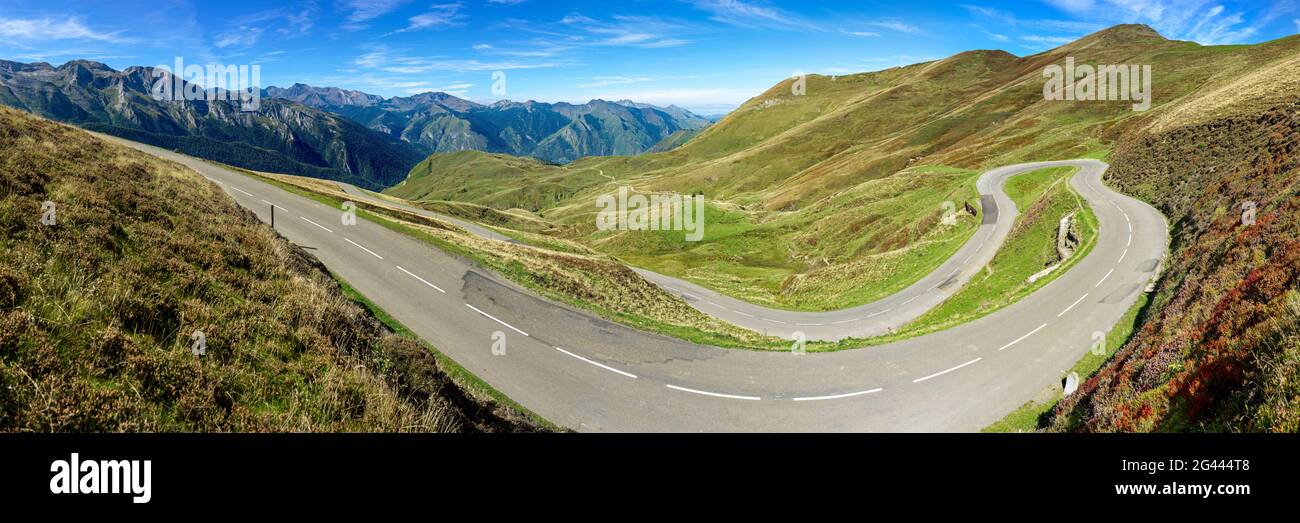 Landschaft mit kurviger Straße in den Bergen, Col d Aubisque, Laruns, Pyrenees-Atlantique, Frankreich Stockfoto