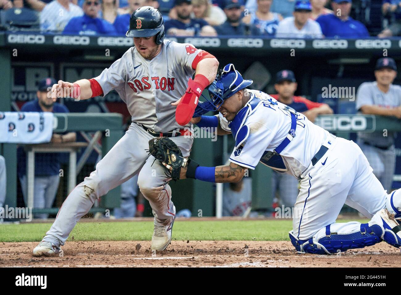 Kansas City, USA. Juni 2021. Christian Arroyo (39), dritter Baseman der Boston Red Sox, wird am Freitag, den 18. Juni 2021, beim dritten Inning im Kaufman Stadium in Kansas City, Missouri, als er mit dem Kansas City Royals Catcher Salvador Perez (13) kollidiert, ausgesagt. Foto von Kyle Rivas/UPI Credit: UPI/Alamy Live News Stockfoto