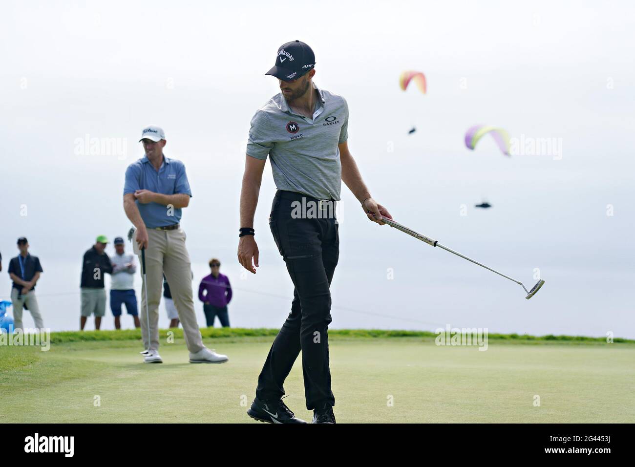 San Diego, USA. Juni 2021. Patrick Rogers aus den USA sucht nach seinem Schuss auf das fünfte Grün, während die Gleitschirme am Freitag, den 18. Juni 2021, beim 121. US Open Championship auf dem Torrey Pines Golf Course in San Diego, Kalifornien, vorbeifahren. Foto von Richard Ellis/UPI Credit: UPI/Alamy Live News Stockfoto