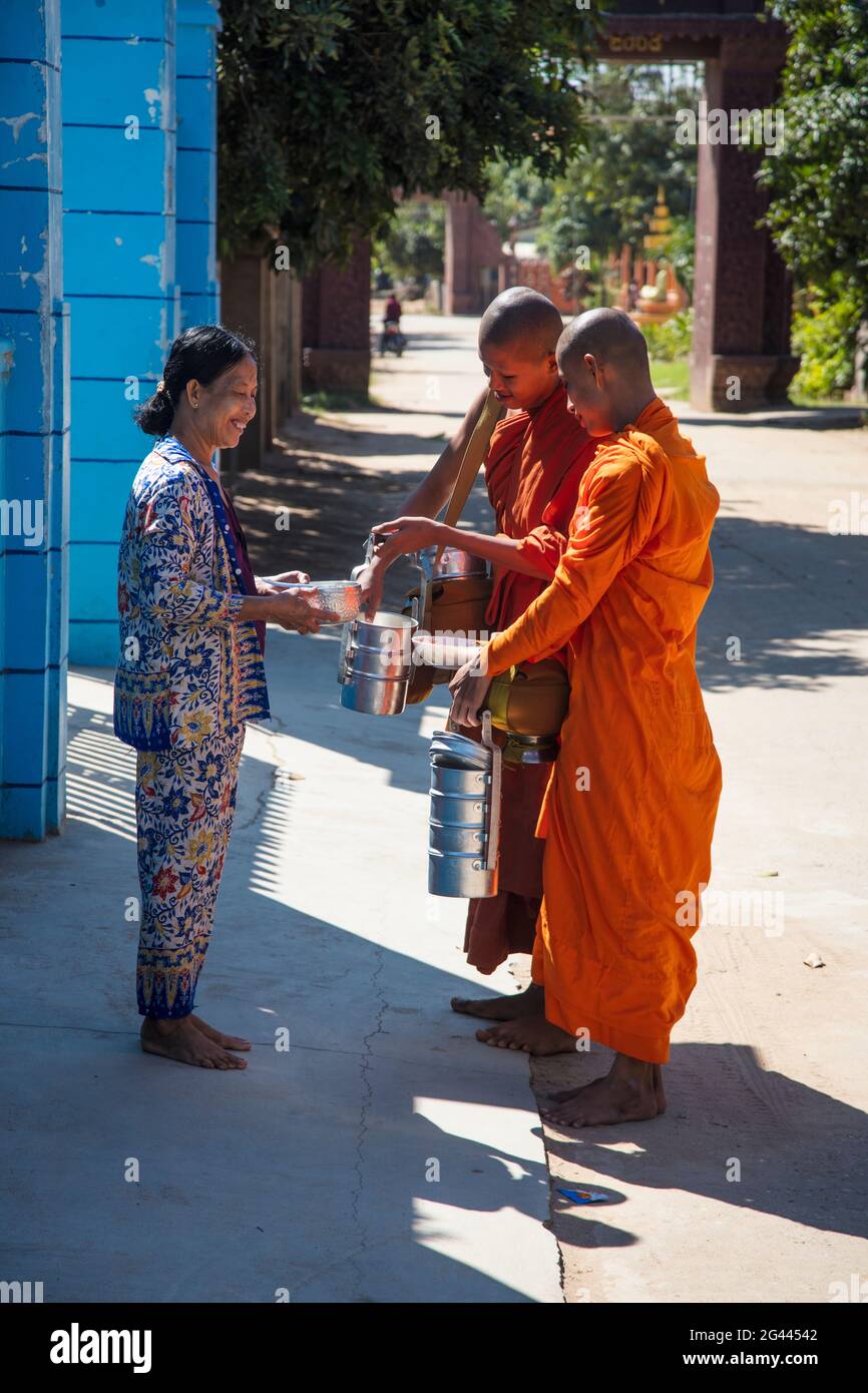 Frau bietet buddhistischen Mönchen, Oknha Tey Island, Mekong River, in der Nähe von Phnom Penh, Kambodscha, Asien Stockfoto