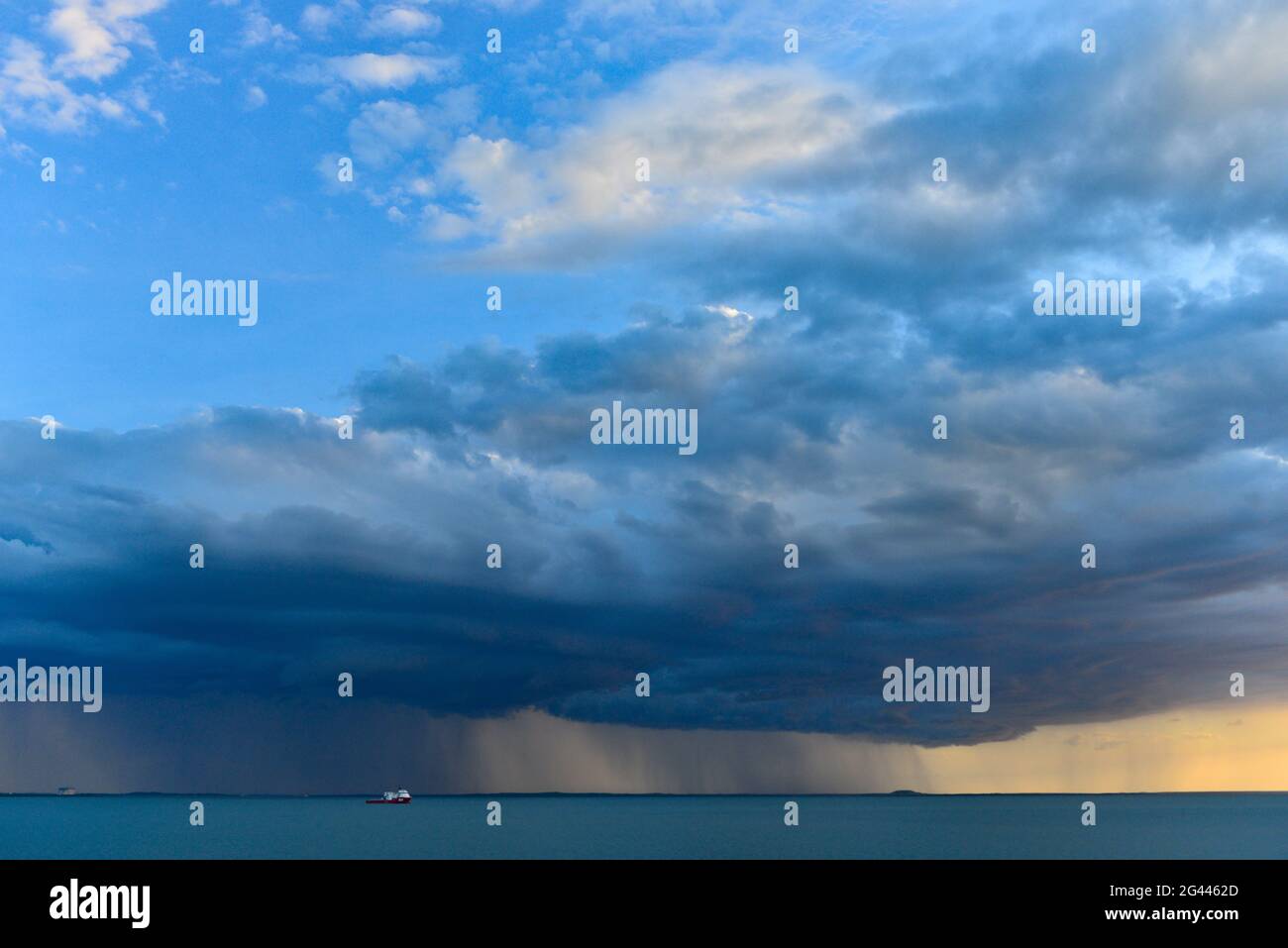 Eine Regenfront mit dunklen Wolken über dem Meer, Darwin, Northern Territory, Australien Stockfoto