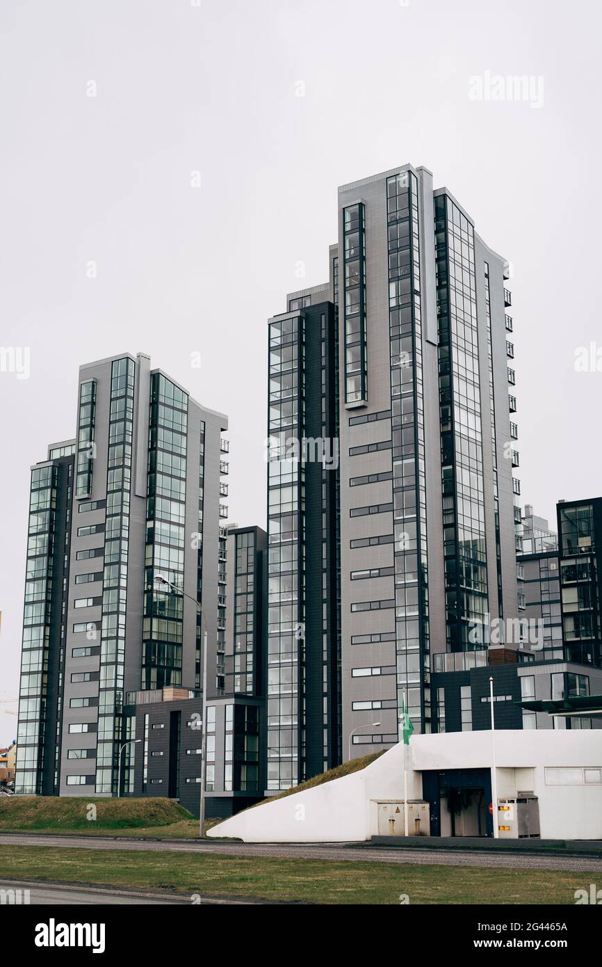 Reykjavik, Island - 02. Mai 2019: Mehrstöckige Hochhaus-Wohnhäuser am Wasser in Reykjavik, der Hauptstadt von Icel Stockfoto