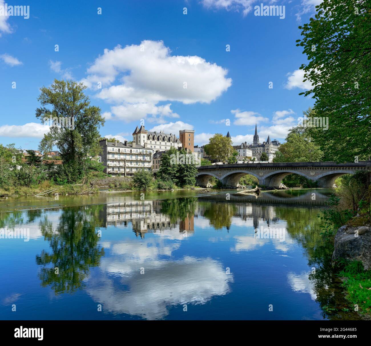 Bogenbrücke über den Fluss Gave de Pau, Pau, Bearn, Pyrenees-Antlantique, Frankreich Stockfoto