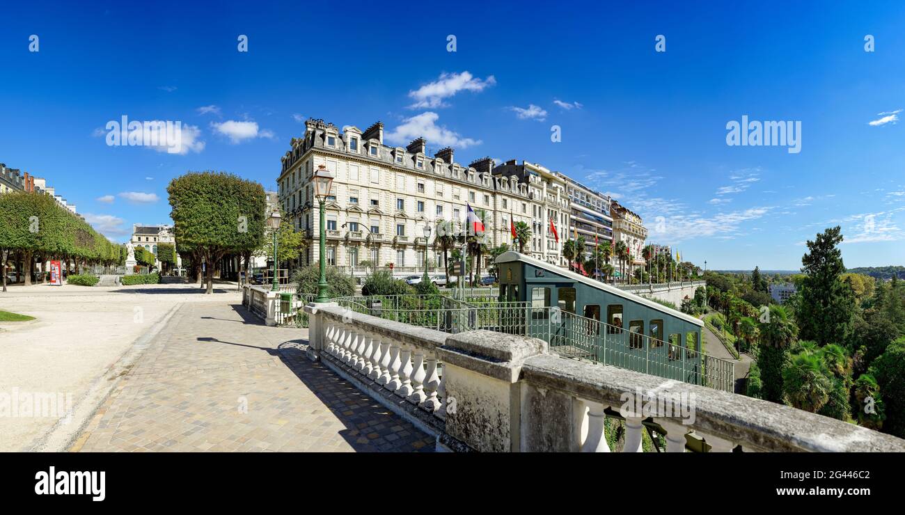 Stadtplatz mit Gebäude und Balustrade, La Place Royale, Pau, Bearn, Pyrenees-Antlantique, Frankreich Stockfoto