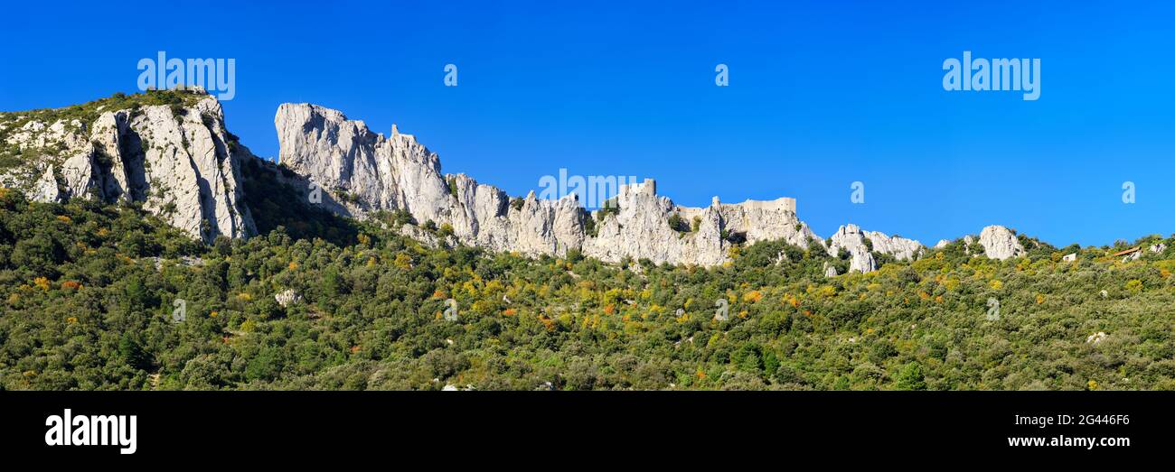 Ruine von Chateau von Peyrepertuse und weißen Klippen, Duilhac, Oczitanie, Frankreich Stockfoto
