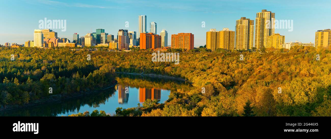 Skyline von Edmonton mit Wolkenkratzern und North Saskatchewan River, Alberta, Kanada Stockfoto