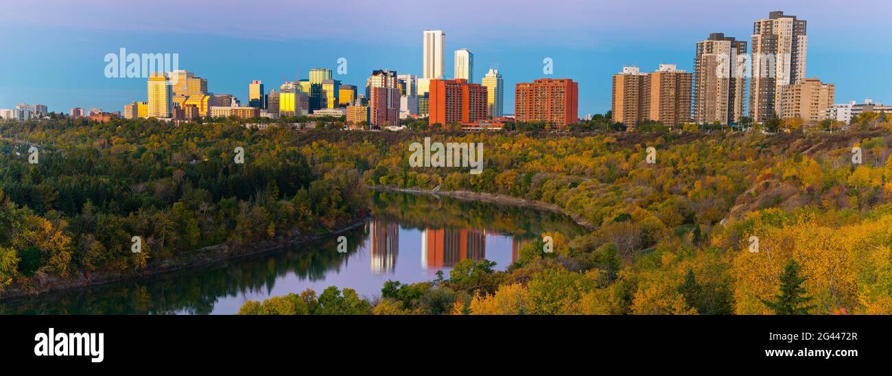 Skyline von Edmonton mit Wolkenkratzern und North Saskatchewan River, Alberta, Kanada Stockfoto