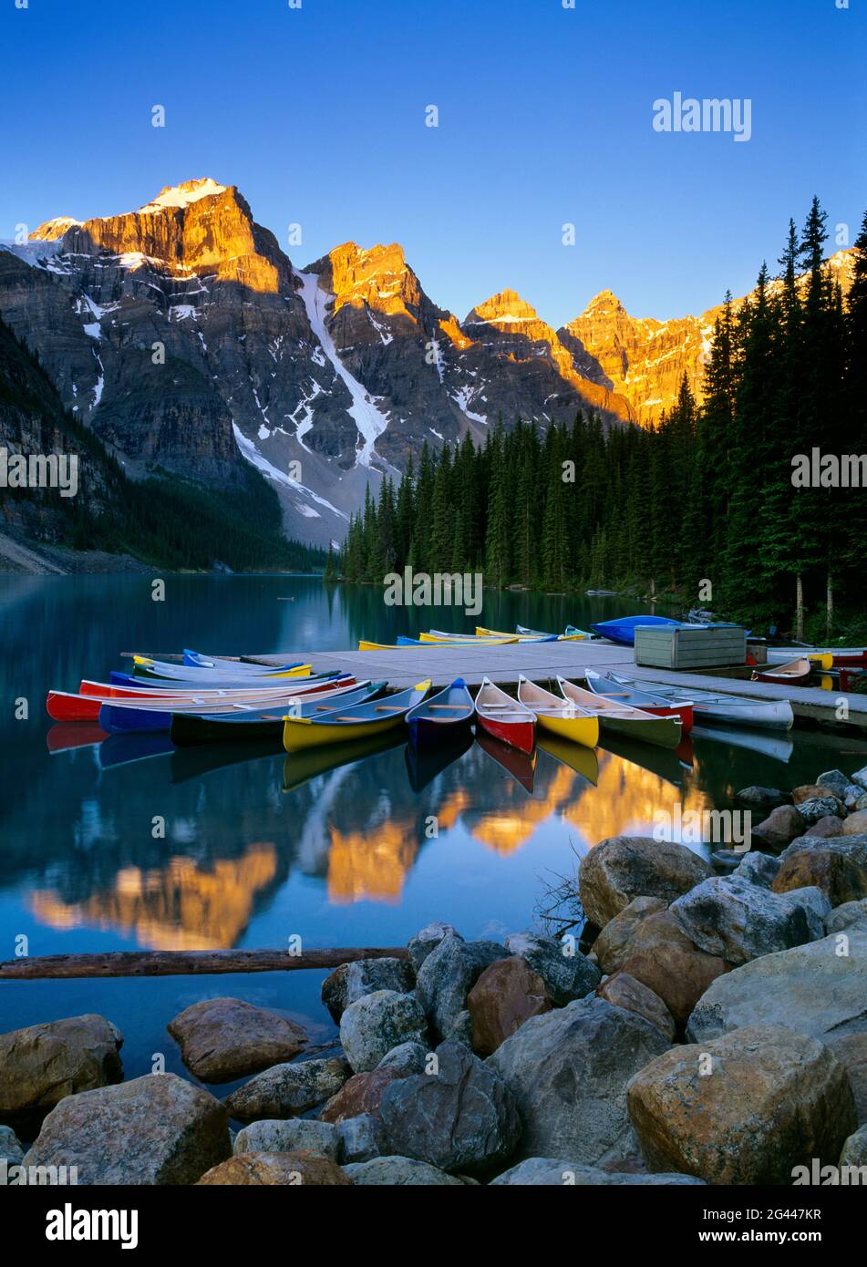 Kanus am Moraine Lake at Sunrise, Banff National Park, Alberta, Kanada Stockfoto